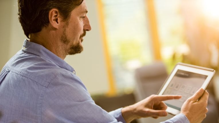 Builder using the online portal to communicate with a municipality