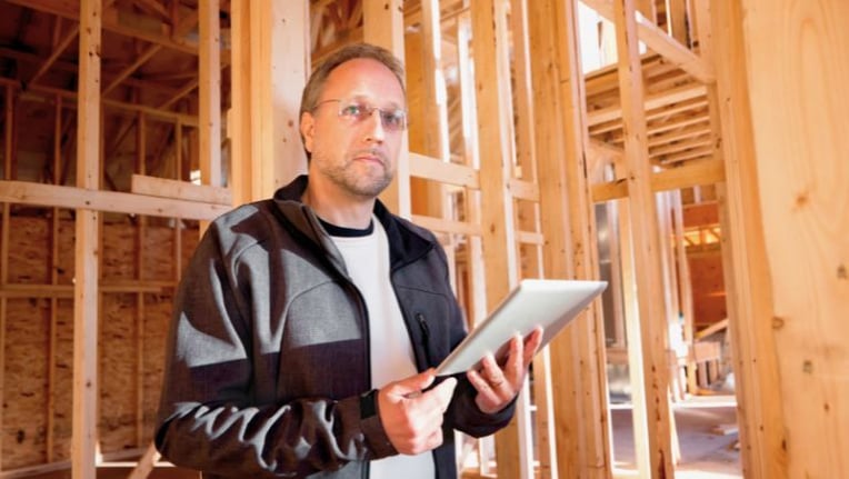 Building inspector using AI power inspection software in the field
