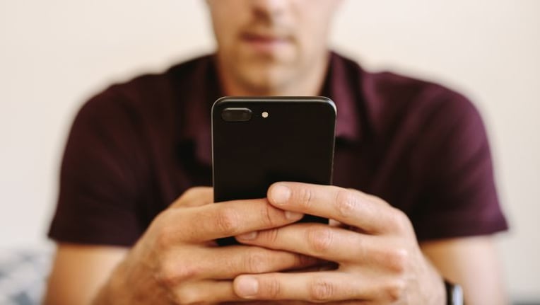 Renewing a business license online from mobile phone